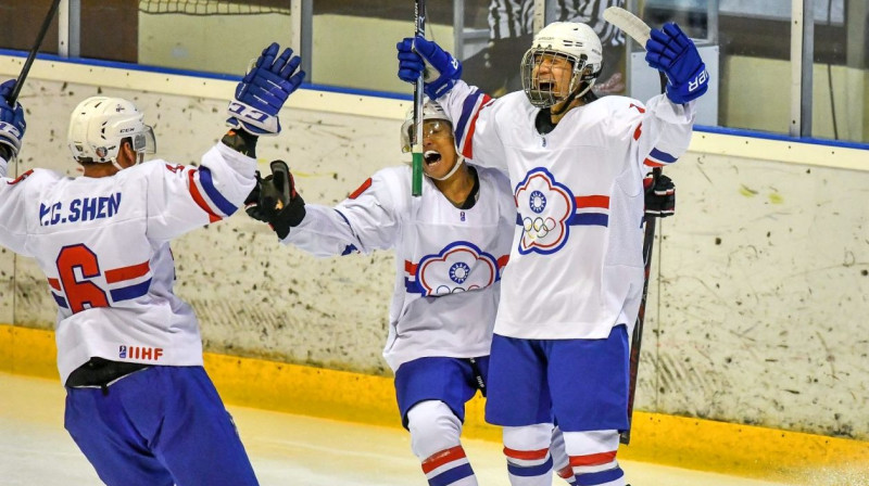 Taivānas izlases hokejisti svin vārtu guvumu. Foto: IIHF