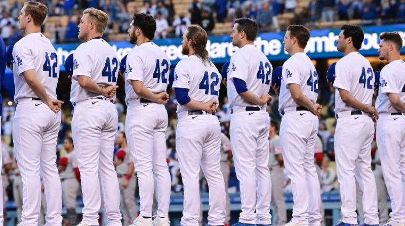 Losandželosas "Dodgers" spēlētāji pirmsspēles Džekija Robinsona godināšanas ceremonijā Foto: USA Today/Scanpix