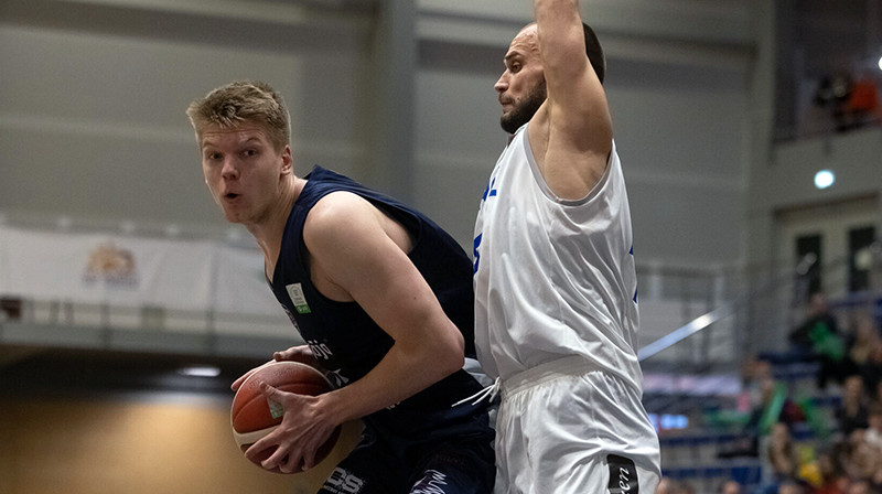 Kārlis Šiliņs uzbrukumā pret Lauri Blauu. Foto: Ģirts Gertsons