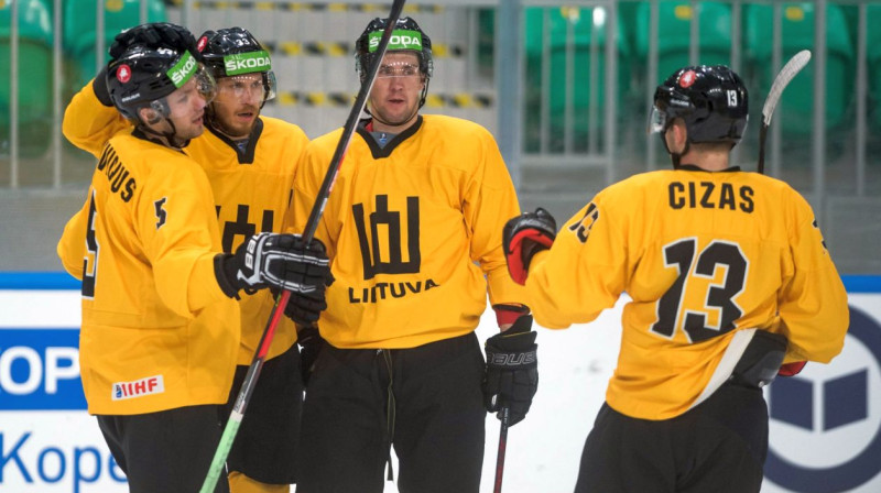Lietuvas izlases hokejisti svin vārtu guvumu. Foto: Domen Jančič/IIHF