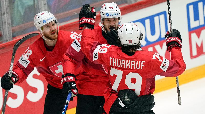 Šveices hokejisti pēc vārtu guvuma. Foto: AP/Scanpix