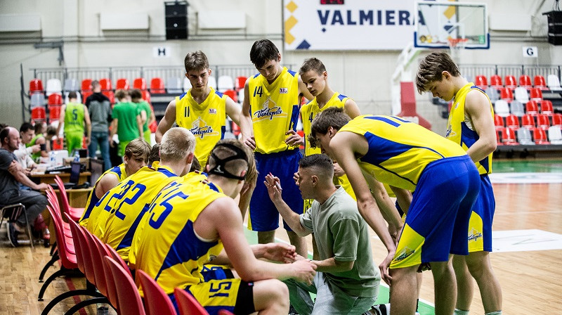 Jānis Zemels un Ventspils U17 puiši. Foto: Jānis Lārmanis