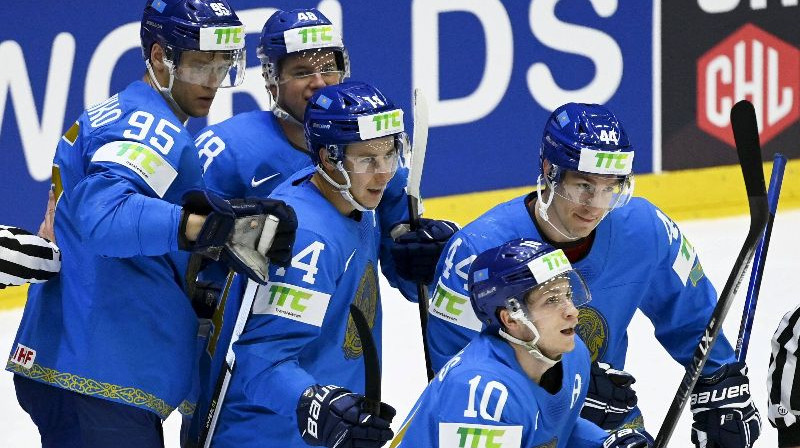 Kazahstānas hokejisti pēc vārtu guvuma. Foto: IMAGO/Lehtikuva/Scanpix
