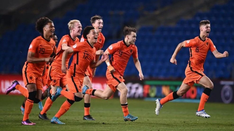 Nīderlandes U17 izlases futbolisti svin iekļūšanu Eiropas meistarsacīkšu finālā. Foto: UEFA