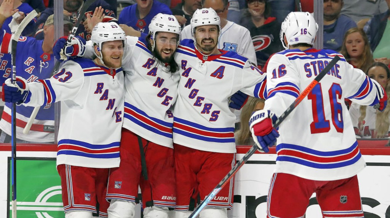 Ņujorkas "Rangers" hokejisti svin vārtu guvumu. Foto: Karl DeBlaker/AP/Scanpix