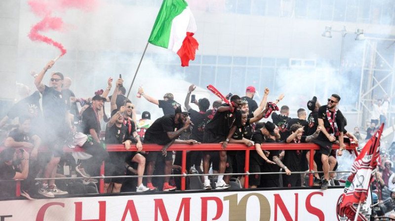 ''Milan'' parādē pēc titula iegūšanas. Foto: AFP/Scanpix