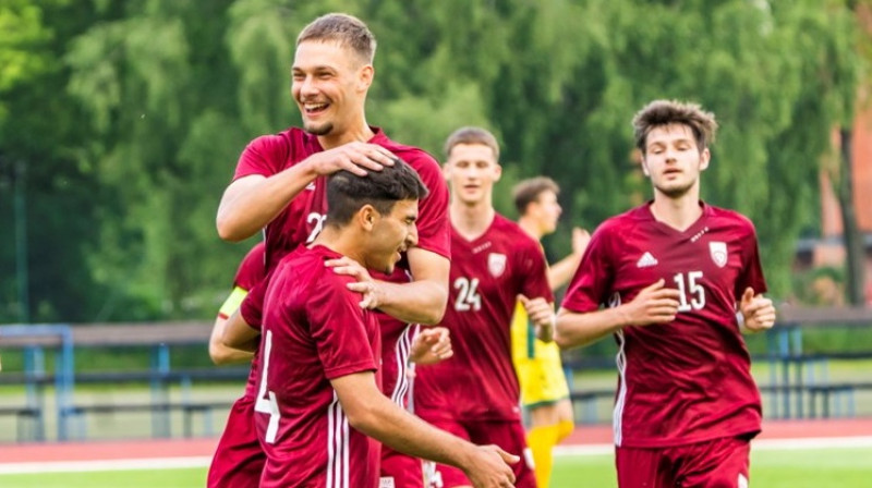 Latvijas U19 izlases futbolisti svin vārtu guvumu. Foto: LFF