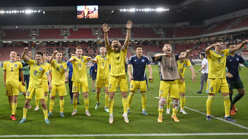 Kazahstānas izlases futbolisti svin panākumu pār Slovākiju. Foto: Radovan Štoklasa/Reuters/Scanpix