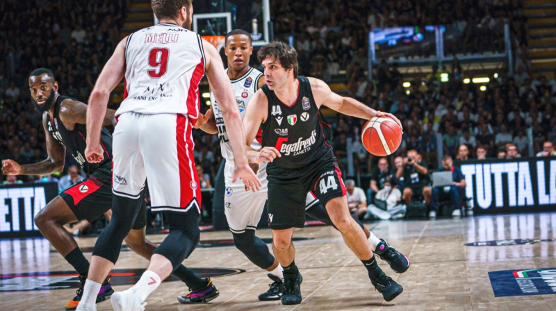 Boloņas "Virtus Segafredo" basketbolists Milošs Teodosičs ar bumbu. Foto: Virtus Segafredo Bologna