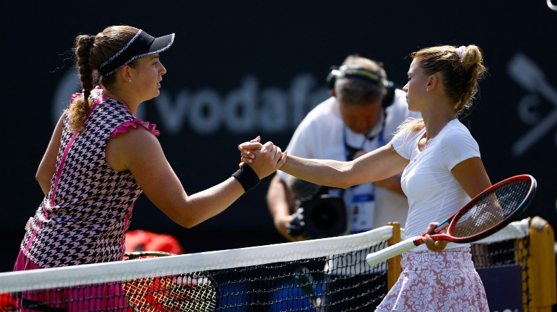 Aļona Ostapenko un Kamila Džordži. Foto: Action Images/Reuters/Scanpix