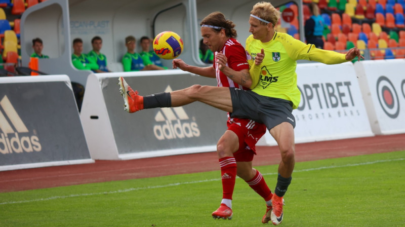 Krišs Kārkliņš cīņā ar Oskaru Rubeni. Foto: FK Liepāja