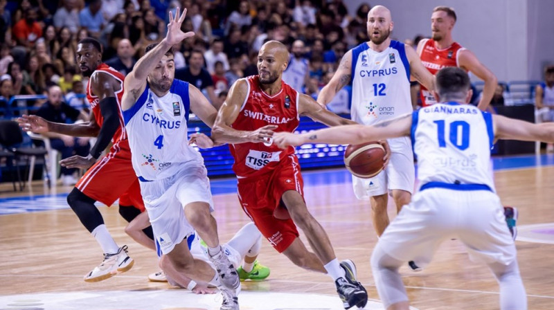 Epizode no Kipras un Šveices izlašu cīņas. Foto: FIBA