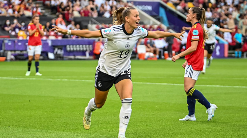 Vācijas izlases futboliste Klāra Bīle svin vārtu guvumu. Foto: Neil Hall/EPA/Scanpix