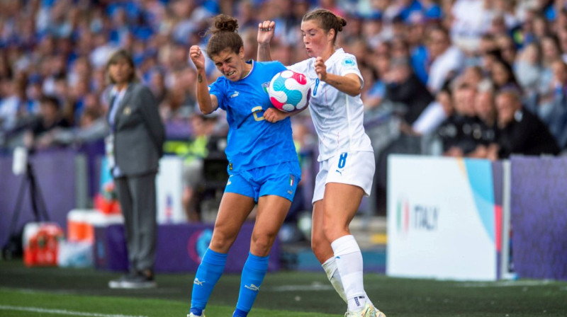 Itālijas un Islandes sieviešu futbola izlašu cīņa. Foto: Focus Images/Imago Images/Scanpix