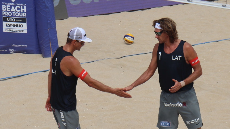 Jānis Šmēdiņš un Aleksandrs Samoilovs. Foto: volleyballworld.com