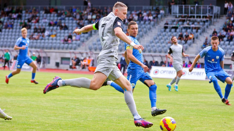 Raimonds Krollis izdara sitienu. Foto: Jānis Līgats/Valmiera FC