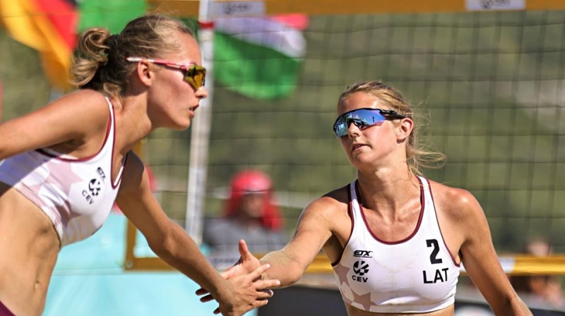 Līva Ēbere un Deniela Konstantinova. Foto: CEV