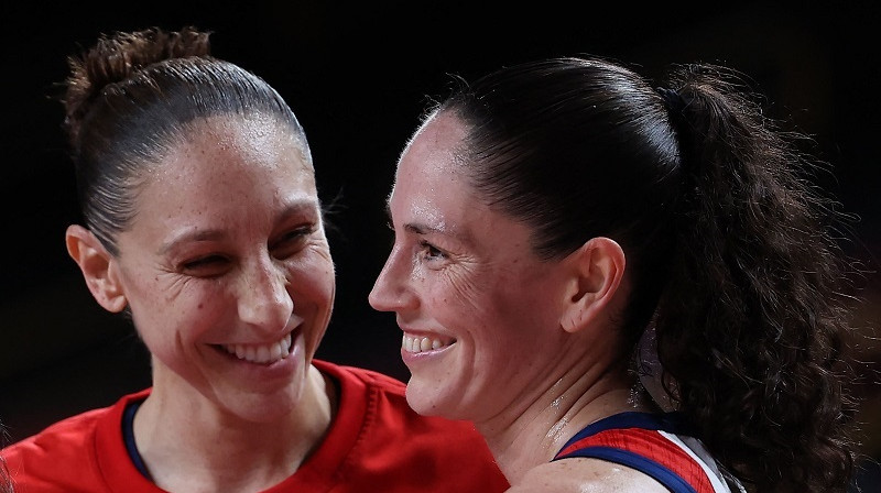 Daiana Taurasi un Sjū Bērda pēc uzvaras Tokijas spēlēs. Foto: AFP/Scanpix