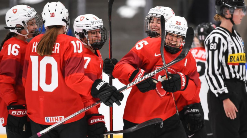 Šveices izlases svinības panākumā pret hokejistēm no Japānas. Foto: Matt Zambonin/HHOF - IIHF Images