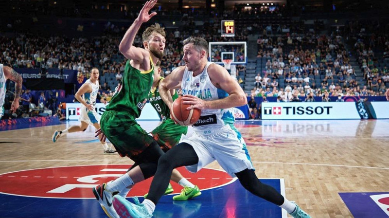 Slovēnis Gorans Dragičs pret lietuvieti Domantu Saboni. Foto: FIBA