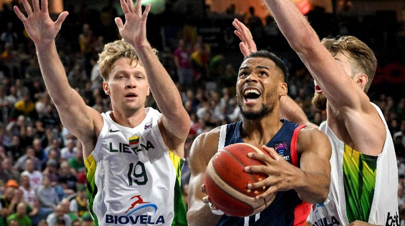 Francijas un Lietuvas spraigā cīņa ''EuroBasket 2022'' ietvaros. Foto: EPA/Scanpix