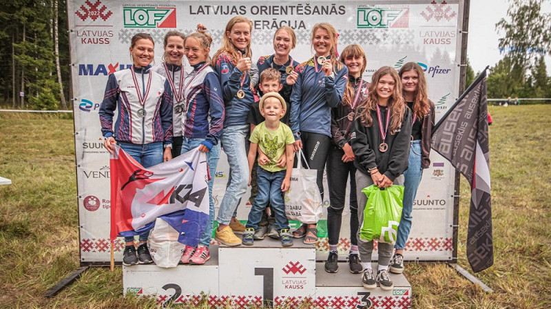 Godalgoto vietu ieguvējas sieviešu konkurencē stafetē. Foto: Latvijas Orientēšanās federācija.