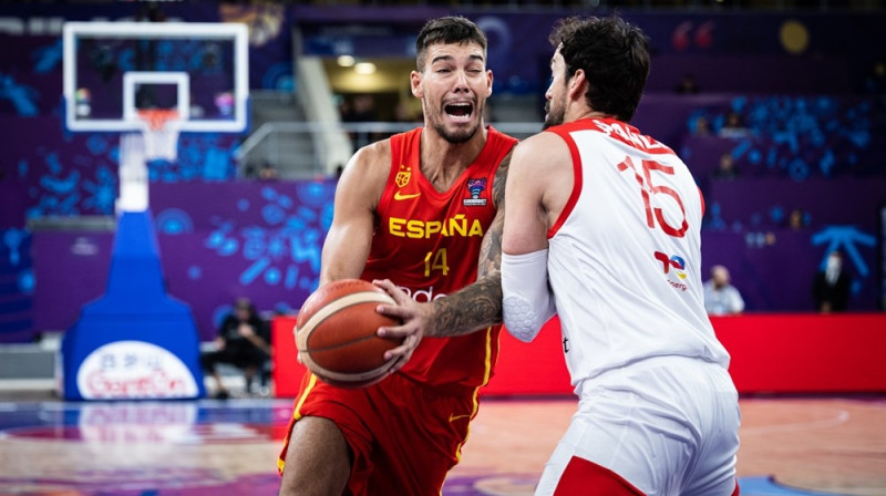 Villijs Ernangomess pret Sertaču Šanli. Foto: FIBA