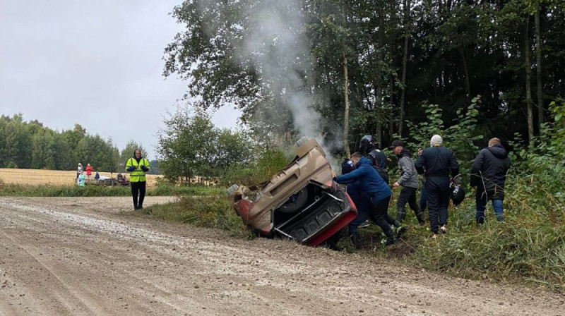 Bergmaņa/Pūķa ekipāžas auto pēc avārijas. Foto: ewrc-results.com