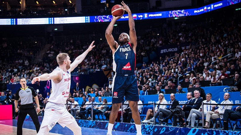 Mārtiņš Kozlovskis, Geršons Jabusele un FIBA vadība "EuroBasket 2022" pusfinālā Berlīnē. Foto: FIBA