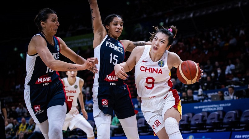 Helēna Siaka, Gabija Viljamsa un Menga Li. Foto: FIBA