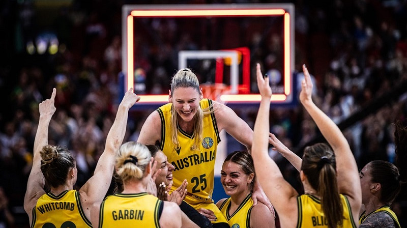 Lorēna Džeksone ar komandas biedrēm 2022. gada 1. oktobrī. Foto: FIBA