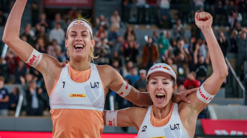 Tīna Graudiņa un Anastasija Samoilova. Foto: volleyballworld.com