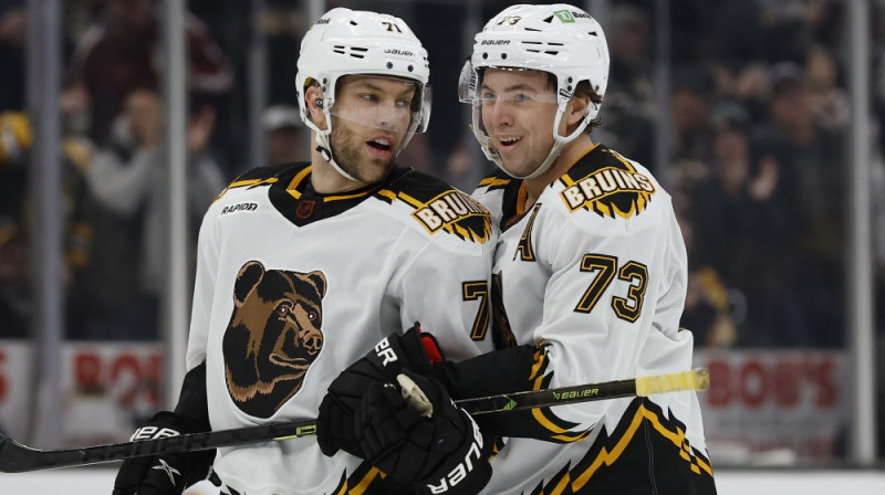 "Bruins" hokejisti Teilors Hols un Čārlijs Makavojs. Foto: USA Today Sports/Scanpix