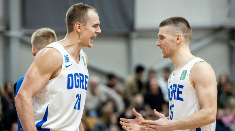 "Ogres" basketbolisti Kristaps Dārgais un Edgars Lasenbergs. Foto: Jānis Martels