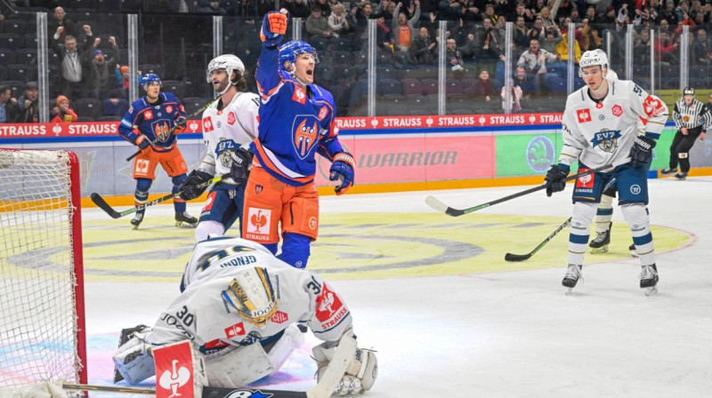 Tamperes "Tappara" hokejists Veli-Mati Savinainens svin komandas vārtu guvumu. Foto: Kimmo Brandt/EPA/Scanpix