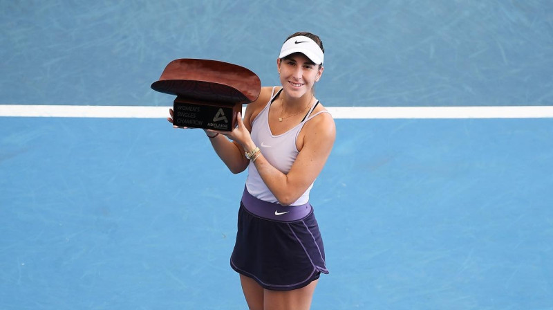 Belinda Benčiča ar trofeju. Foto: WTA