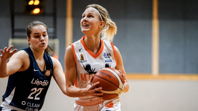 Līna Loceniece un Enija Ķīvīte 2023. gada 21. janvārī. Foto: Moose basketball