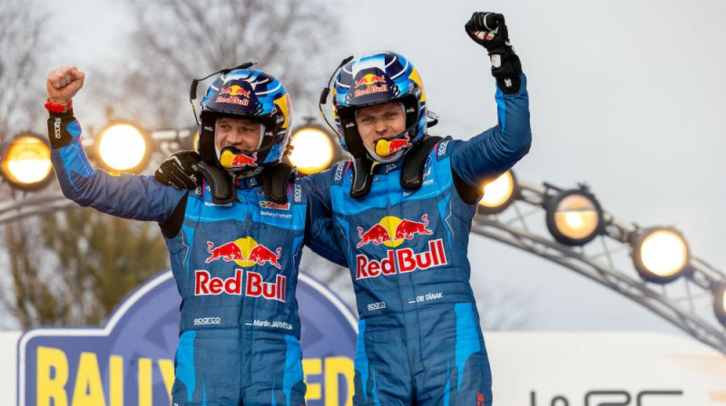 Ekipāžas stūrmanis Martins Jarveoja un pilots Ots Tanaks. Foto: wrc.com