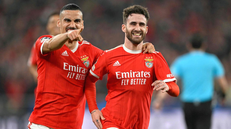 Lisabonas "Benfica" futbolisti Šikiņu un Rafa Silva pēc vārtu guvuma. Foto: Patricia de Melo Moreira/AFP/Scanpix