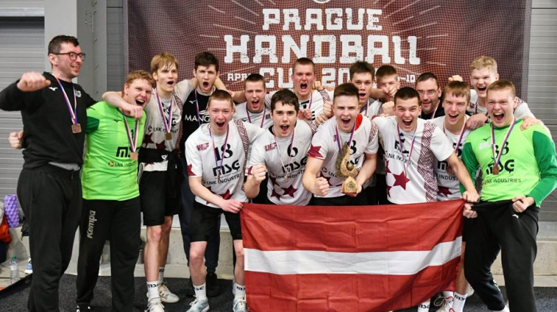 Murjāņu ģimnāzijas U19 handbolisti ar treneri. Foto: Latvjias Handbola federācija.