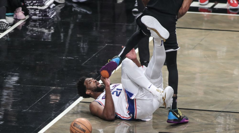 Žoels Embīds sitiena brīdī Klekstonam. Foto: USA Today Sports/Scanpix