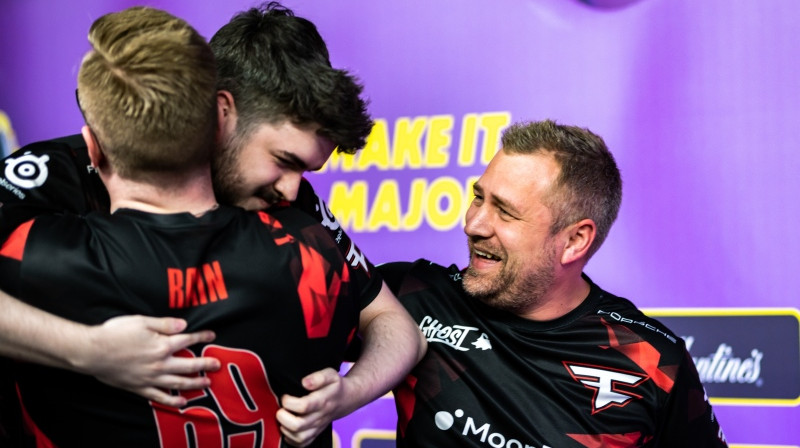 Helviju broky Saukantu apsveic "FaZe" pārstāvji. Foto: brchoo/HLTV