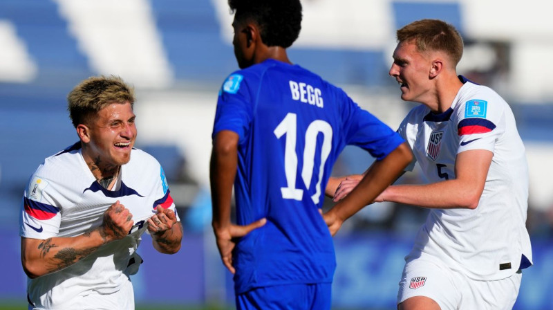 ASV U20 izlases futbolists Djego Luna (pa kreisi) pēc vārtu guvuma spēlē pret Fidži. Foto: Natacha Pisarenko/AP/Scanpix