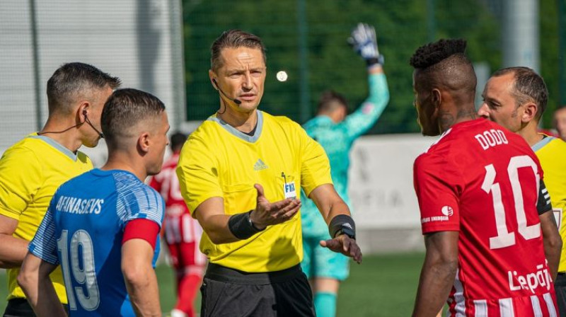 Andris Treimanis ar komandu kapteiņiem Valeriju Afanasjevu un Dodo. Foto: Margarita Vigule/gorod.lv