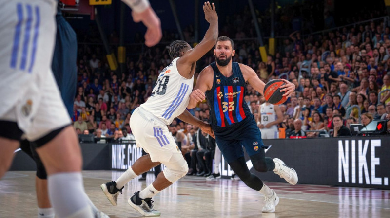 "Barcelona" līderis Nikola Mirotičs ar bumbu. Foto: Barça Basket