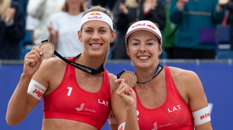 Tīna Graudiņa un Anastasija Samoilova ar Jūrmalas bronzu. Foto: volleyballworld.com