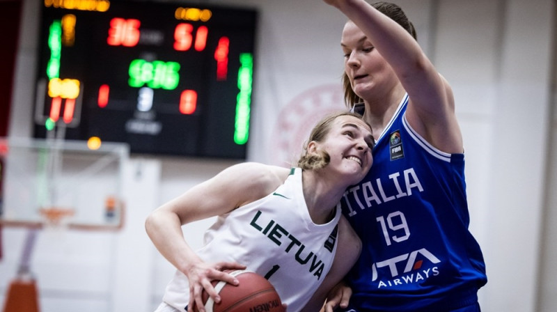 Sintija Aukštikalnīte spēlē pret Itāliju. Foto: FIBA