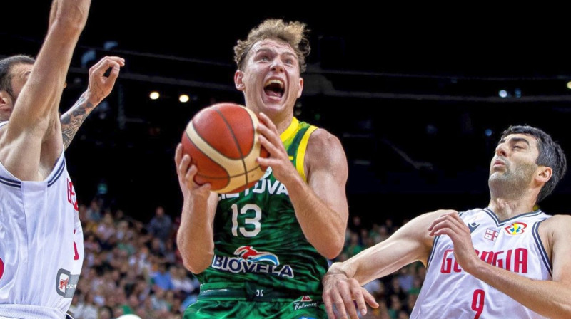 Lietuvas valstsvienības basketbolists Roks Jokubaitis uzbrukumā. Foto: LTU Basketball