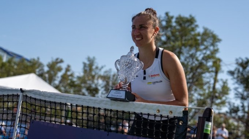 Sāra Sorrivesa ar trofeju. Foto: Tennis in the Land / WTA