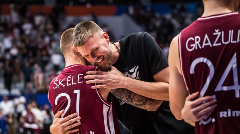 Kristaps Porziņģis Latvijai Džakartā jūt līdzi no skatītāja pozīcijām. Foto: FIBA